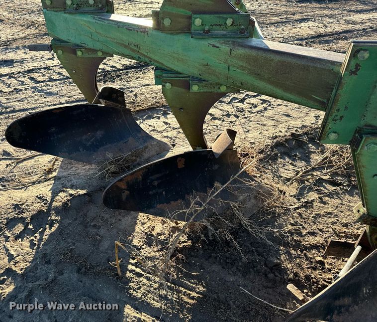 image for item EG9998 John Deere  4600 twelve bottom two-way plow