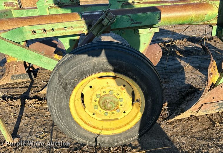 image for item EG9998 John Deere  4600 twelve bottom two-way plow