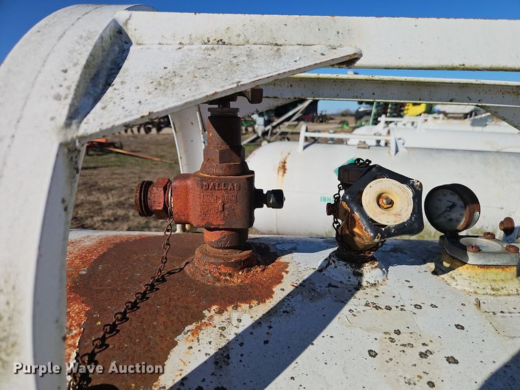 image for item EI8640 NH3 tank trailer