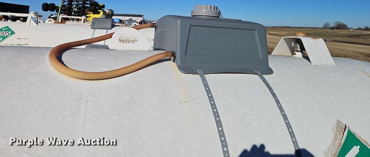 image for item EI8642 NH3 tank trailer