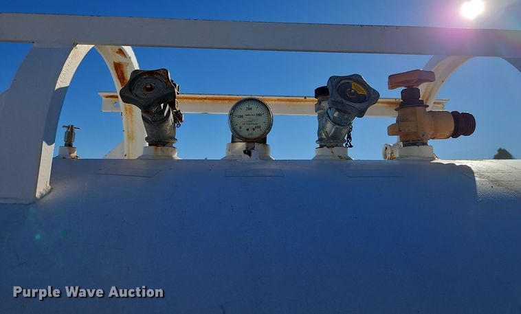 image for item EI8642 NH3 tank trailer