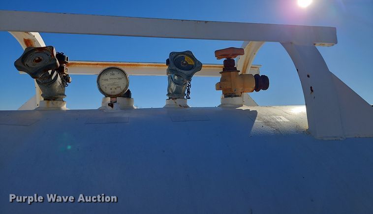 image for item EI8642 NH3 tank trailer