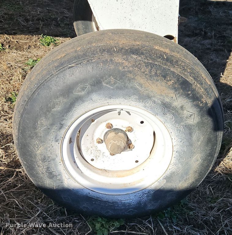 image for item EI8643 NH3 tank trailer