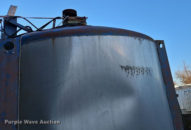 image for item EI8656 Waconia VT10 dry fertilizer mixer