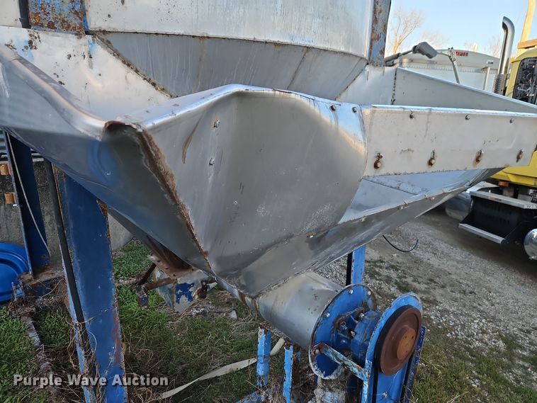 image for item EI8656 Waconia VT10 dry fertilizer mixer