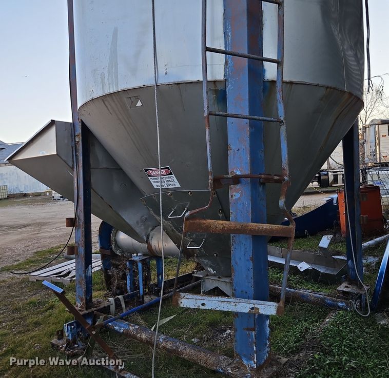 image for item EI8656 Waconia VT10 dry fertilizer mixer