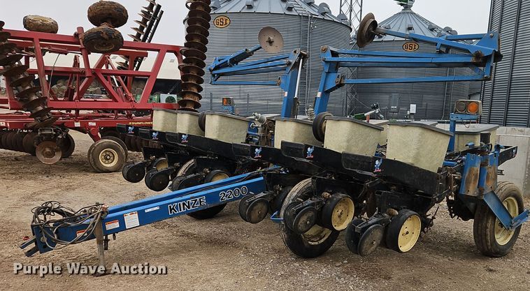 image for item EI8686 1996 Kinze 2200 planter