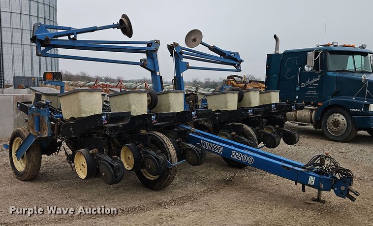 image for item EI8686 1996 Kinze 2200 planter