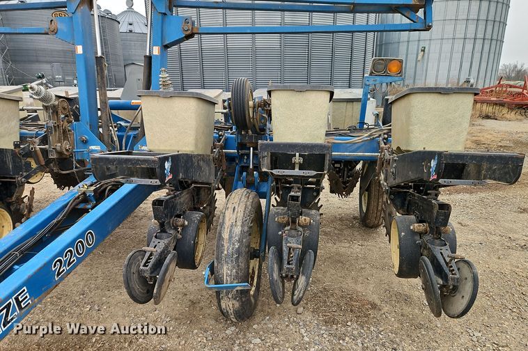 image for item EI8686 1996 Kinze 2200 planter