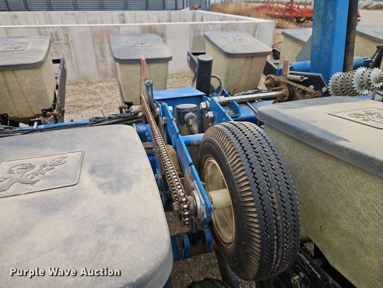 image for item EI8686 1996 Kinze 2200 planter