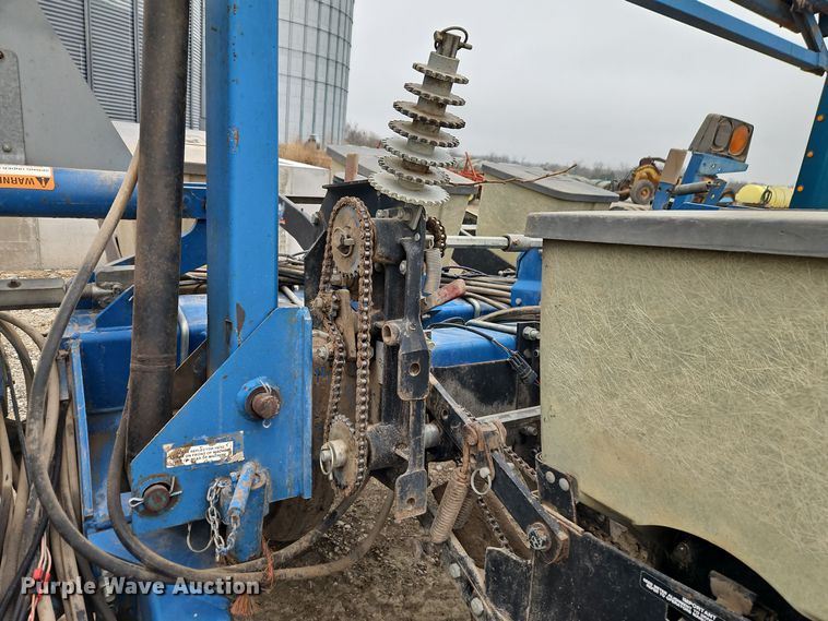 image for item EI8686 1996 Kinze 2200 planter