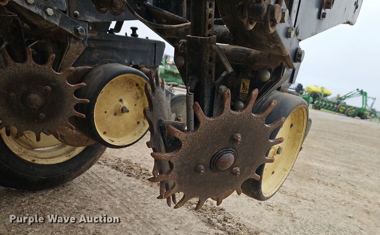 image for item EI8686 1996 Kinze 2200 planter