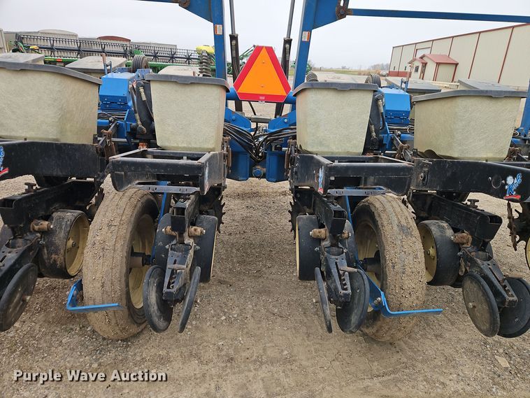 image for item EI8686 1996 Kinze 2200 planter