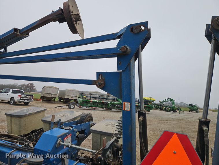 image for item EI8686 1996 Kinze 2200 planter