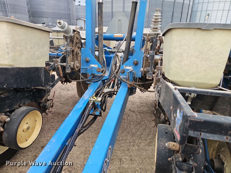 image for item EI8686 1996 Kinze 2200 planter