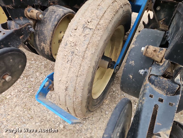 image for item EI8686 1996 Kinze 2200 planter