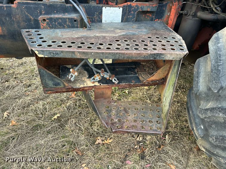 image for item EJ5220 White Field Boss 2-135 tractor