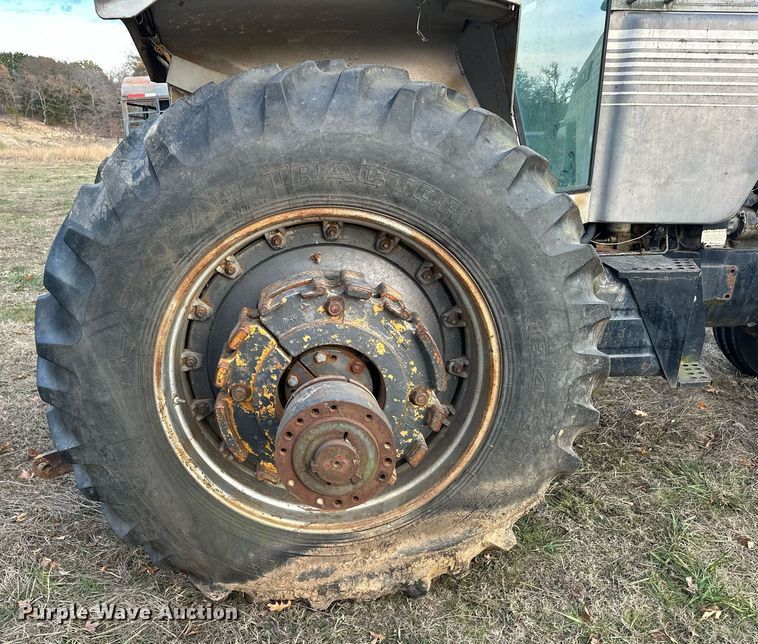 image for item EJ5220 White Field Boss 2-135 tractor