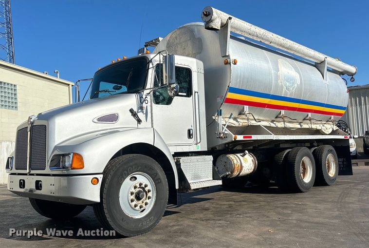 image for item EM0006 2006 Kenworth T300 feed delivery truck