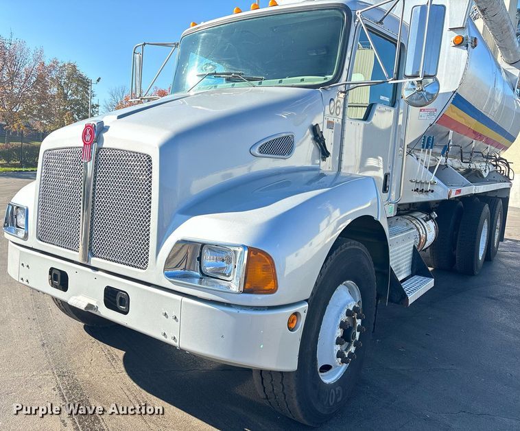 image for item EM0006 2006 Kenworth T300 feed delivery truck