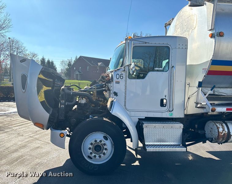 image for item EM0006 2006 Kenworth T300 feed delivery truck