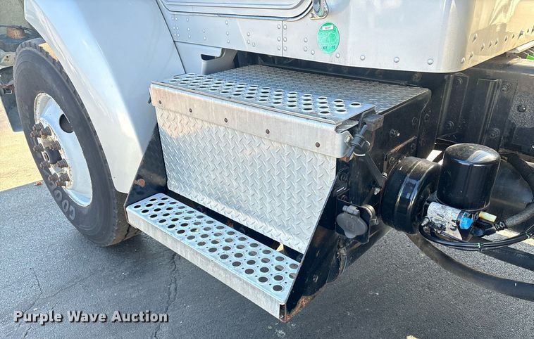 image for item EM0006 2006 Kenworth T300 feed delivery truck