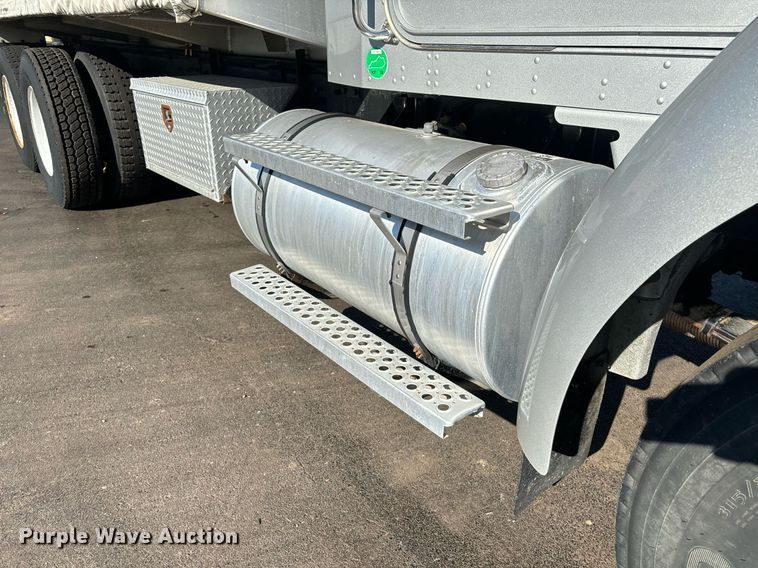 image for item EM0006 2006 Kenworth T300 feed delivery truck