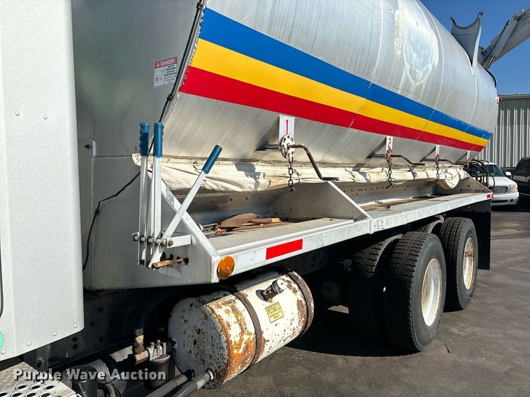 image for item EM0006 2006 Kenworth T300 feed delivery truck