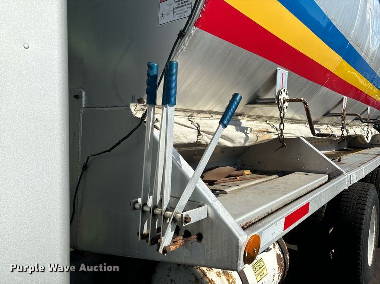 image for item EM0006 2006 Kenworth T300 feed delivery truck