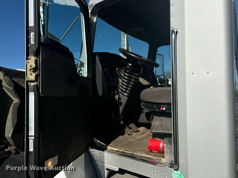 image for item EM0006 2006 Kenworth T300 feed delivery truck