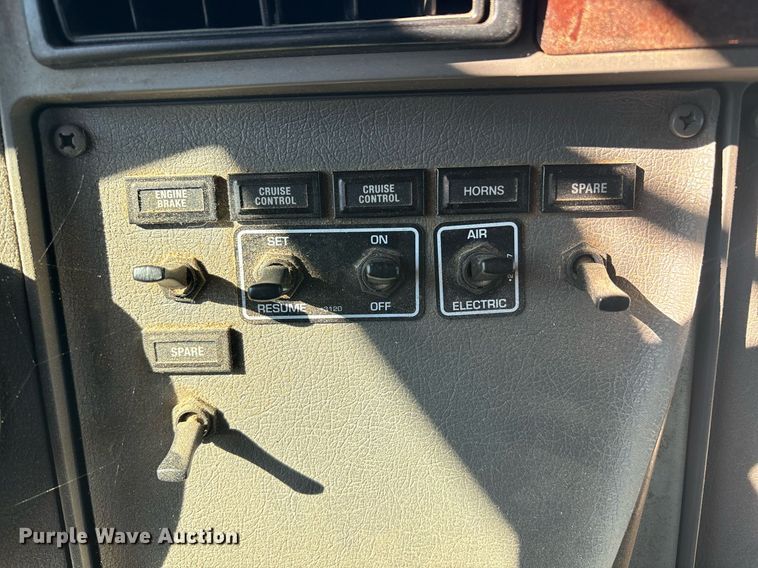 image for item EM0006 2006 Kenworth T300 feed delivery truck