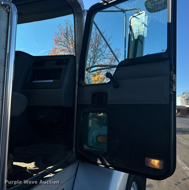 image for item EM0006 2006 Kenworth T300 feed delivery truck