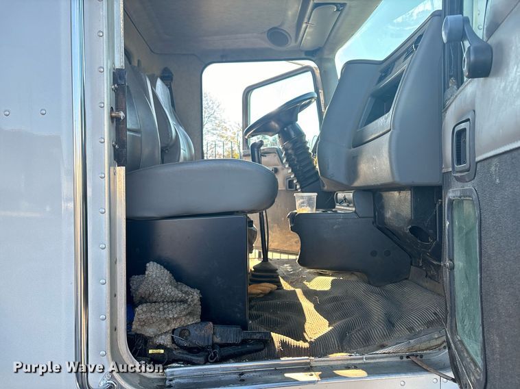 image for item EM0006 2006 Kenworth T300 feed delivery truck