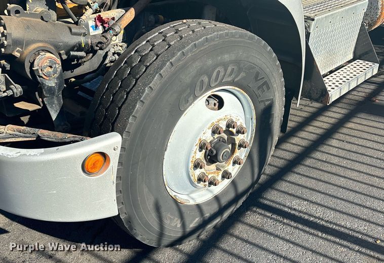 image for item EM0006 2006 Kenworth T300 feed delivery truck