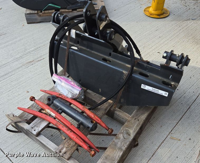 image for item EQ2528 Bobcat utility grapple