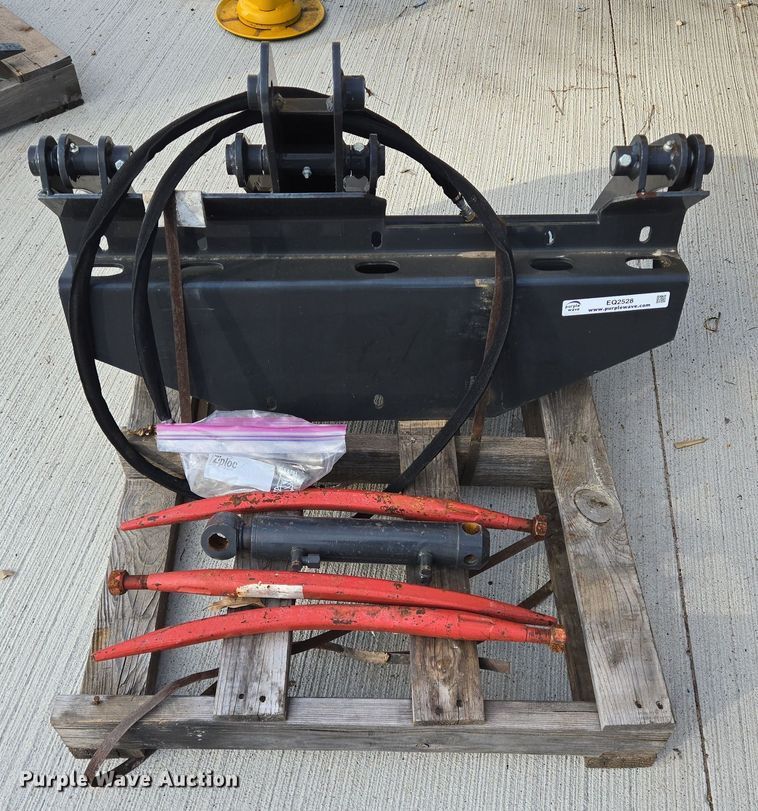 image for item EQ2528 Bobcat utility grapple