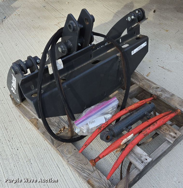 image for item EQ2528 Bobcat utility grapple