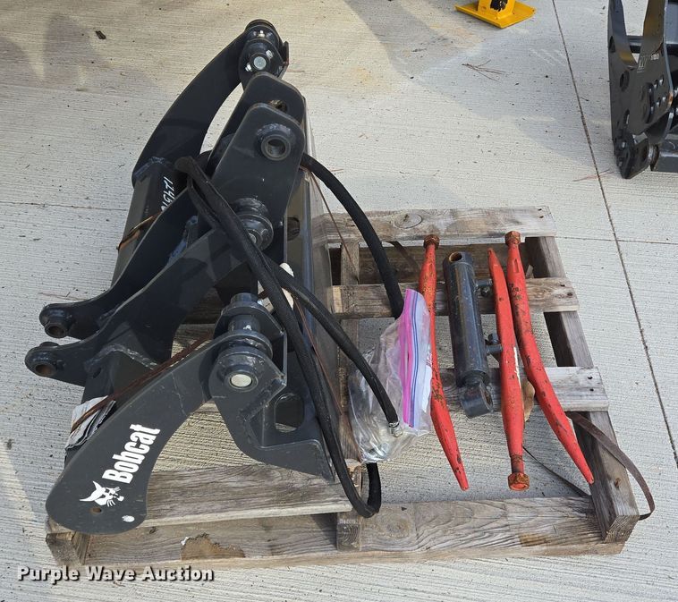 image for item EQ2528 Bobcat utility grapple