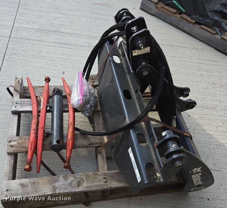 image for item EQ2528 Bobcat utility grapple