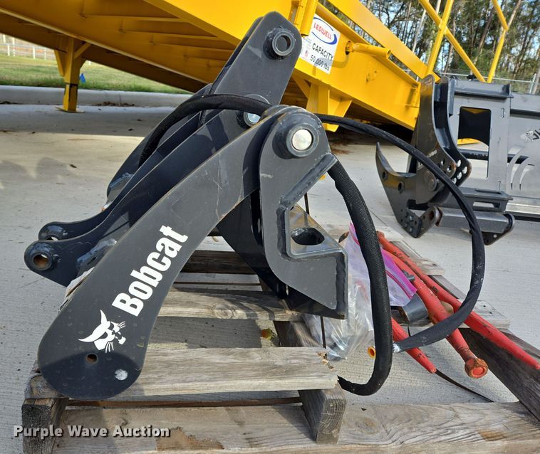 image for item EQ2528 Bobcat utility grapple