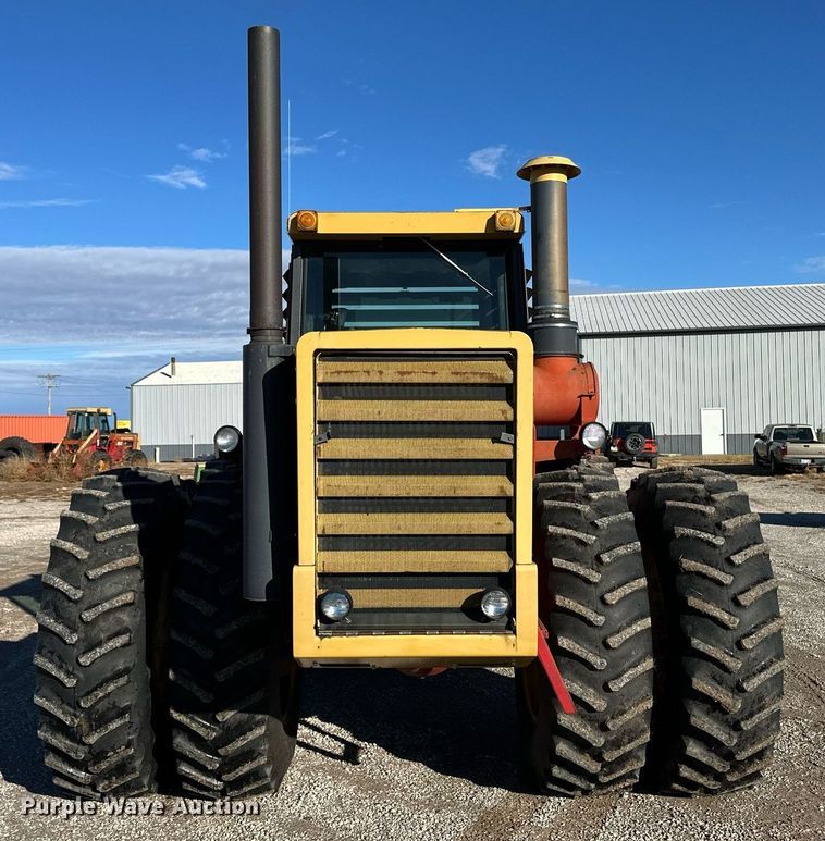 image for item ER8329 1982 Versatile 895 4WD tractor
