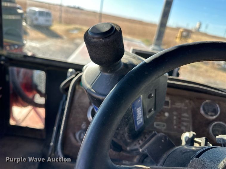 image for item ER8329 1982 Versatile 895 4WD tractor