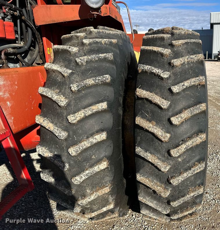 image for item ER8329 1982 Versatile 895 4WD tractor