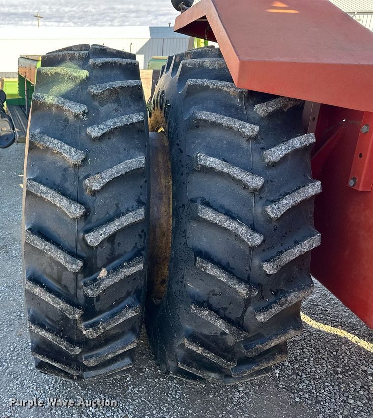 image for item ER8329 1982 Versatile 895 4WD tractor