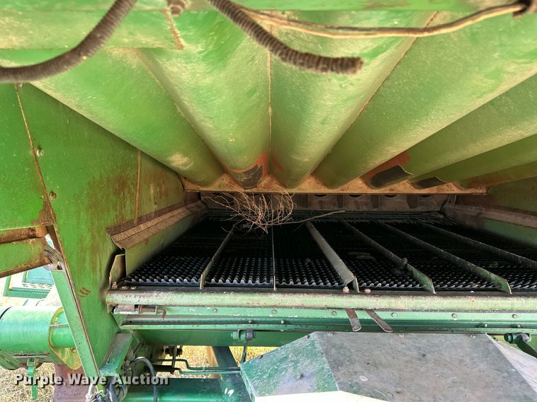 image for item ER8331 1983 John Deere 8820 Turbo combine
