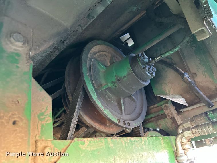 image for item ER8331 1983 John Deere 8820 Turbo combine