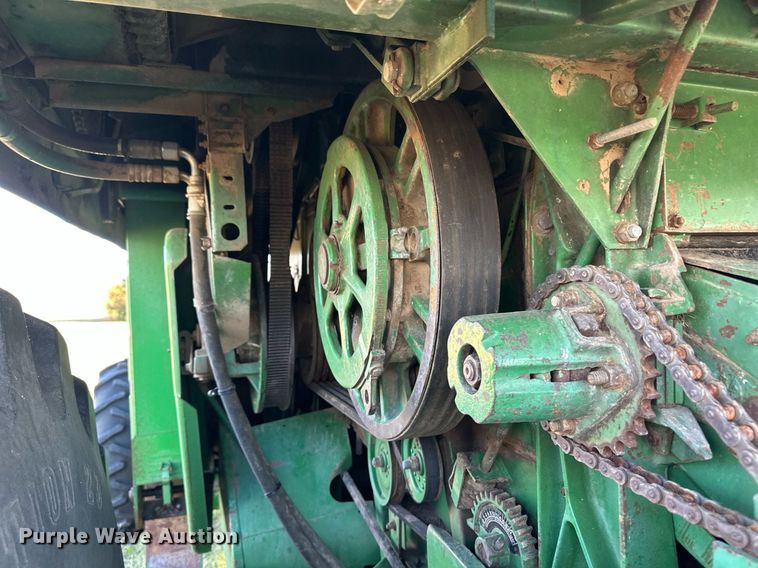 image for item ER8331 1983 John Deere 8820 Turbo combine