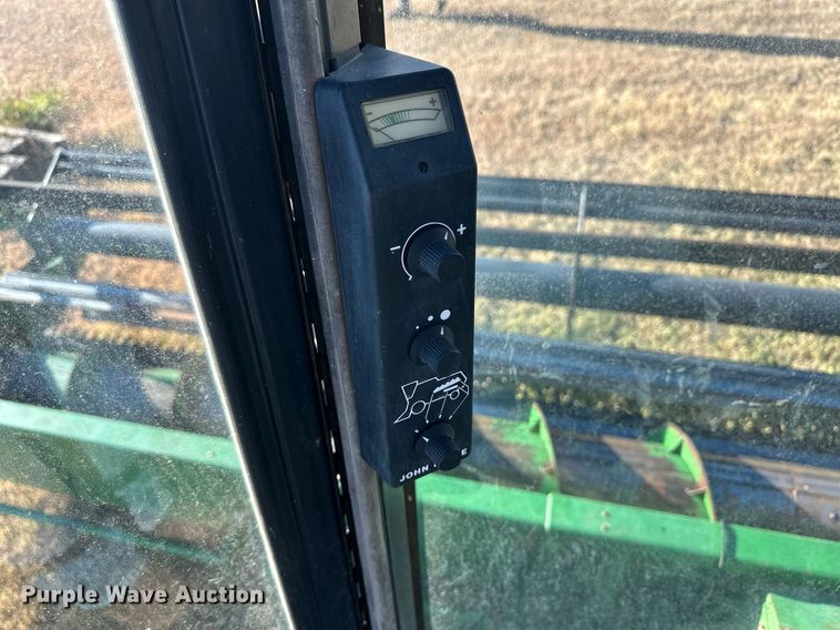 image for item ER8331 1983 John Deere 8820 Turbo combine