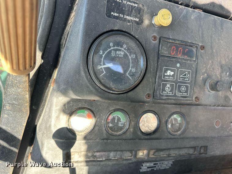 image for item ER8331 1983 John Deere 8820 Turbo combine