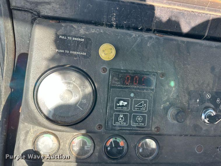 image for item ER8331 1983 John Deere 8820 Turbo combine